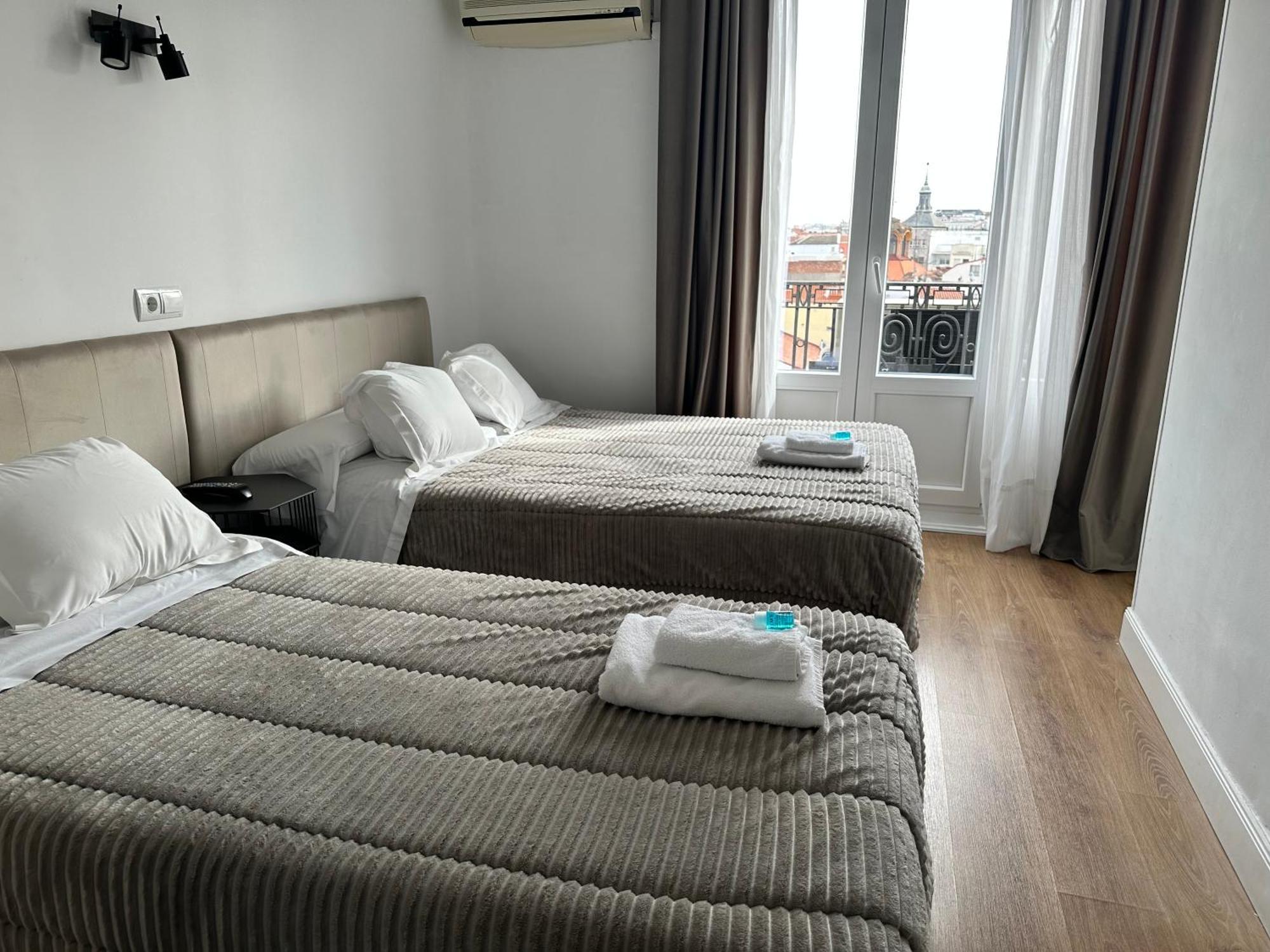 Hostal Besaya Madrid Kültér fotó